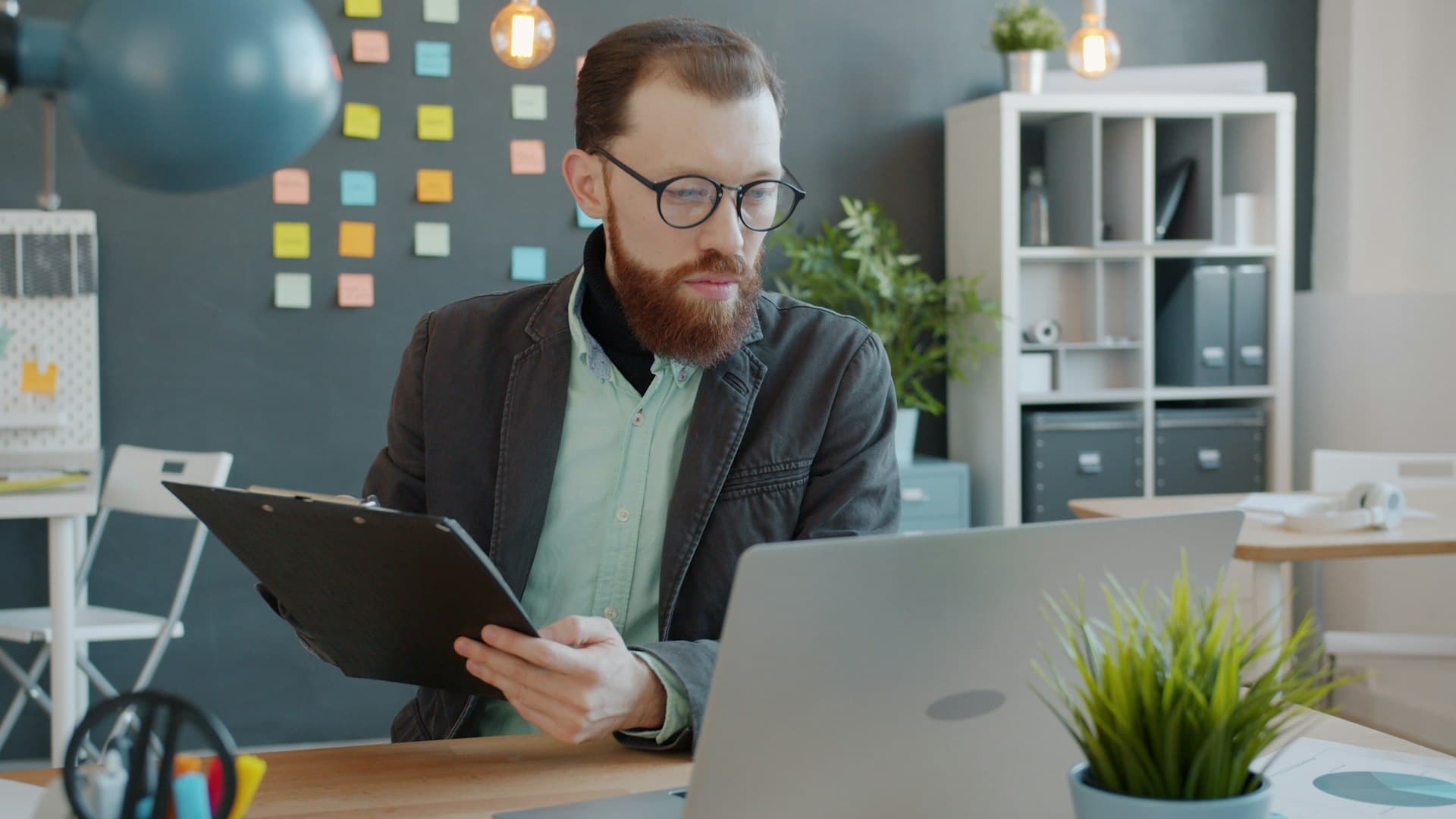 A dealer bidding on the weekly sale remotely through EDGE Pipeline simulcast